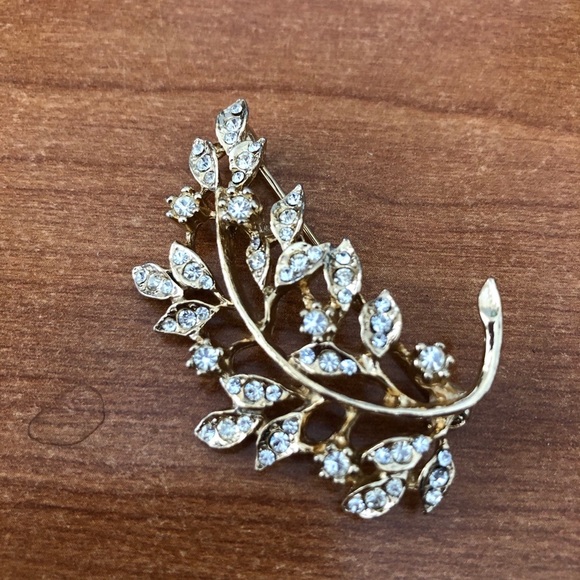 None Jewelry - Vintage Rhinestone Brooch
